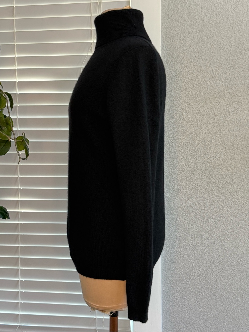 Neiman Marcus Cashmere Turtleneck Sweater Size Medium - Picture 4 of 5
